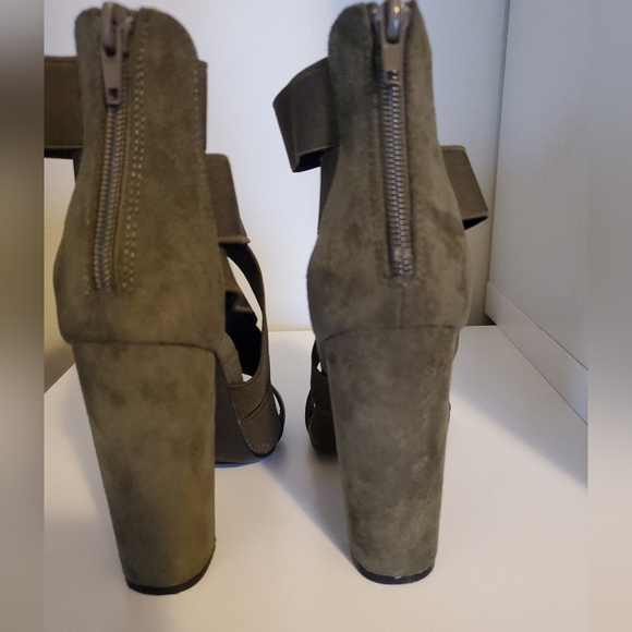 Olive heel size 7 - Picture 3 of 4